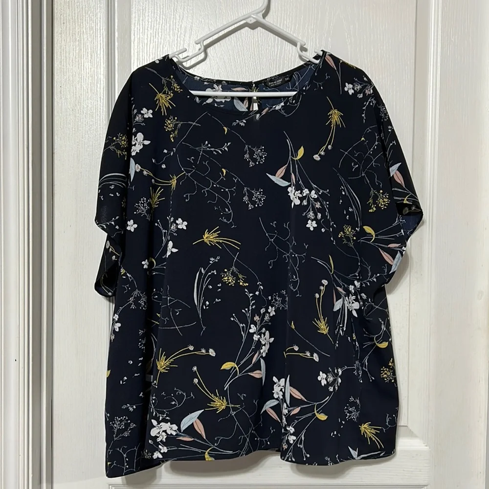🆕SHEIN Blouse - Picture 1 of 3